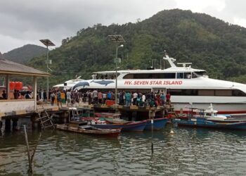 Cuma Ekstrim, MV. Seven Star Island Bersandar di Kuala Maras