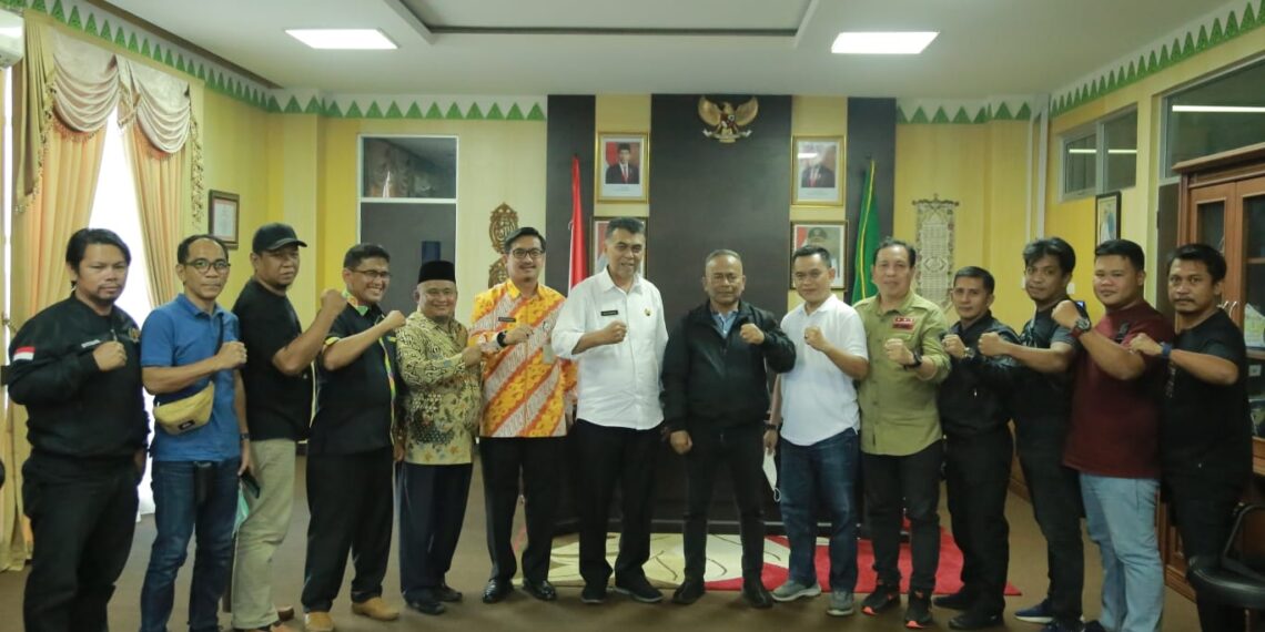 Tiba Di Natuna, Ketum PWI Disambut Hangat Bupati Natuna