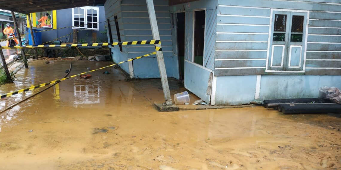 Akibat Hujan Deras dan Tanah Longsor, Tiga Rumah Warga Putik Amblas