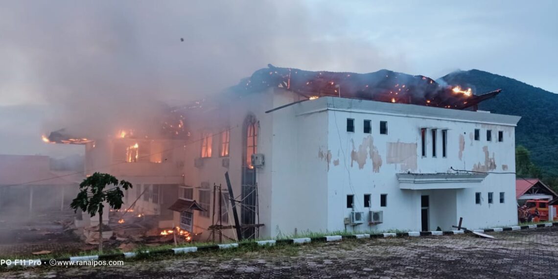 Gedung Inspektorat dan Diskominfo Natuna Ludes Dilalap Sijago Merah
