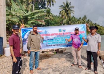 Desa Batu Belah Serahkan Bantuan 1000 Ekor Bibit Kerapu dan Kawan Bubu Ke Usaha Kelompok Nelayan