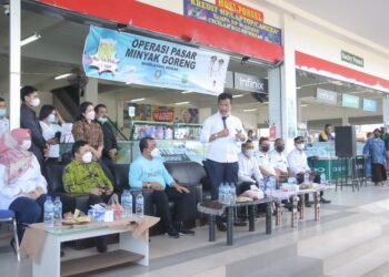 Walikota Batam Pantau Kegiatan Operasi Pasar Khusus Minyak Goreng.