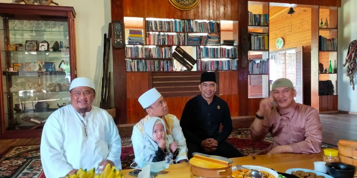 Wakil Bupati Natuna Rodhial Huda Suguhkan Ustad Das’at Latif Dengan Sarapan Khas Daerah 