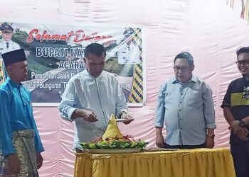 Bupati Natuna ; Resmikan Jalan Hotmix Desa Selemam 