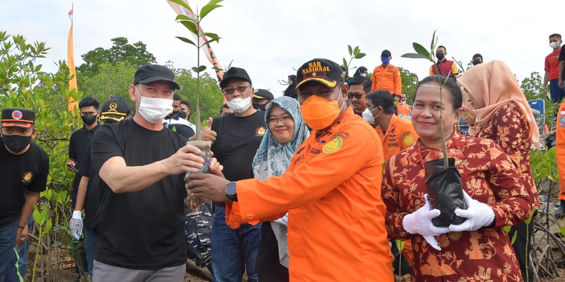 Jelang HUT Ke 50 KPP, Wakil Bupati Natuna Rodhial Huda Buka Secara Resmikan Kegiatan Penanaman Mangrove