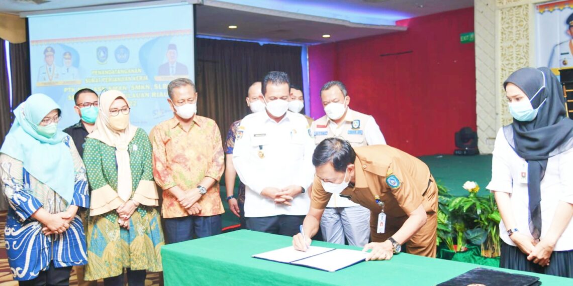 Pemprov Kepri Serahkan SK PTK Non ASN Kepri