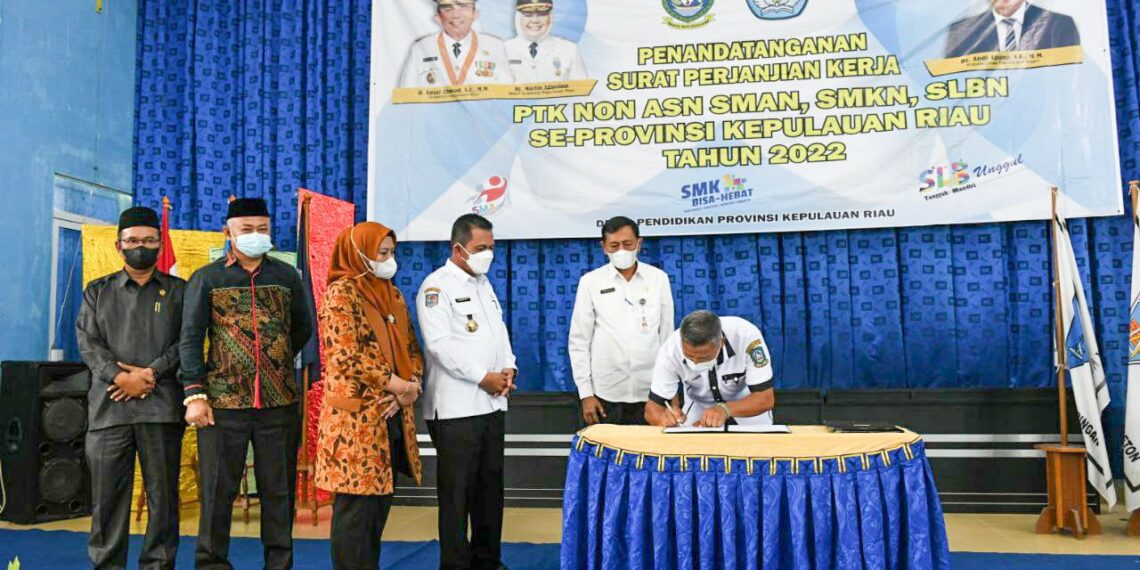 Kunjungi Karimun, Gubernur Ansar Saksikan Penandatanganan SPKPTK Non ASN untuk SMKN Tanjung Balai & SMAN Kundur 