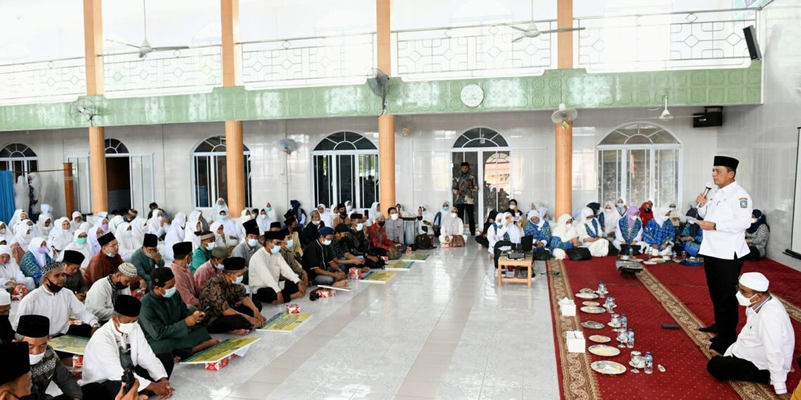 Gubernur Ansar Peringati Isra’ Mi’raj dan Serahkan Dana Hibah di Karimun