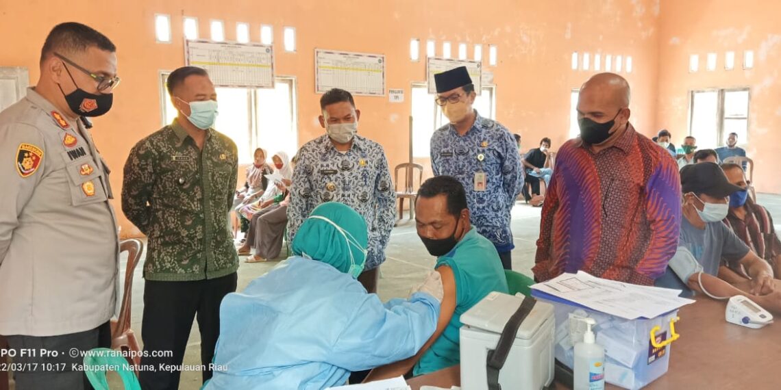 Sambangi Desa Cemaga Utara, Ketua Komisi I DPRD Natuna Dampingi Sekda Tinjau Vaksinasi