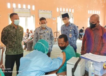 Sambangi Desa Cemaga Utara, Ketua Komisi I DPRD Natuna Dampingi Sekda Tinjau Vaksinasi