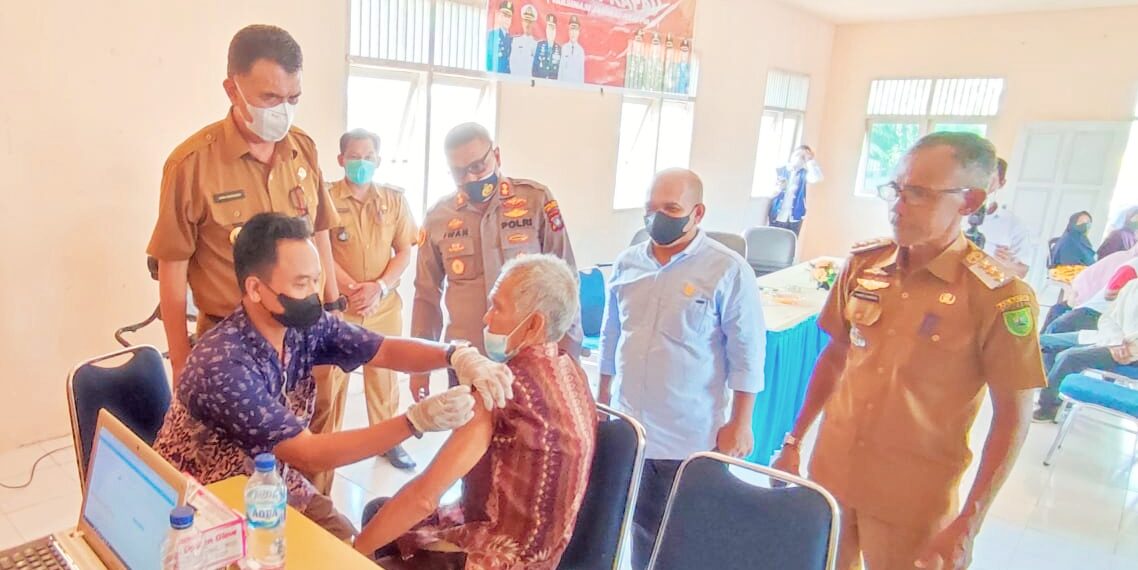 Bupati Natuna Tinjau Kegiatan Vaksinasi Dosis 3 Nasikapau Desa Batu Gajah