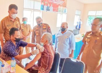 Bupati Natuna Tinjau Kegiatan Vaksinasi Dosis 3 Nasikapau Desa Batu Gajah