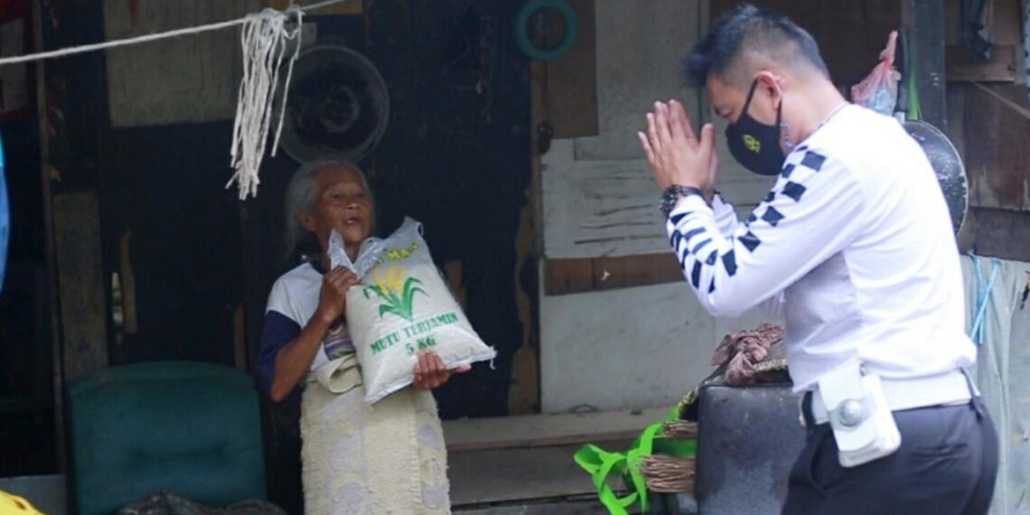 Bripka Zulhamsyah, Bagikan Sembako Kepada Masyarakat Penerima Manfaat