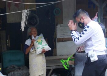 Bripka Zulhamsyah, Bagikan Sembako Kepada Masyarakat Penerima Manfaat