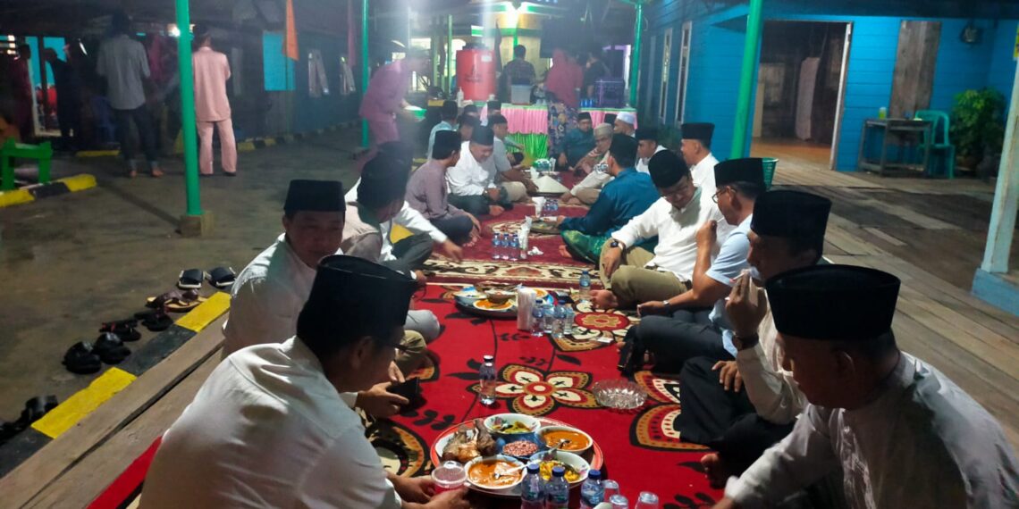 Bupati Natuna : Wan Siswandi Dijamu makan Berdulang di Pulau Tiga.