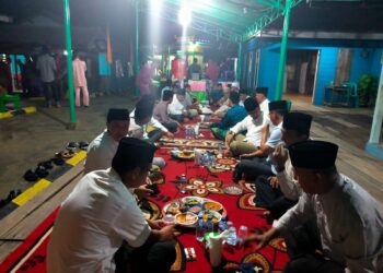 Bupati Natuna : Wan Siswandi Dijamu makan Berdulang di Pulau Tiga.