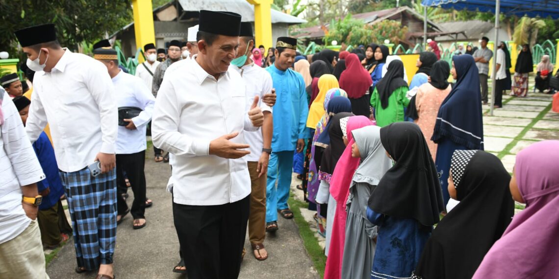 Safari Ramadhan di Pangkil, Gubernur Ansar Salurkan Dana Zakat dan Masker