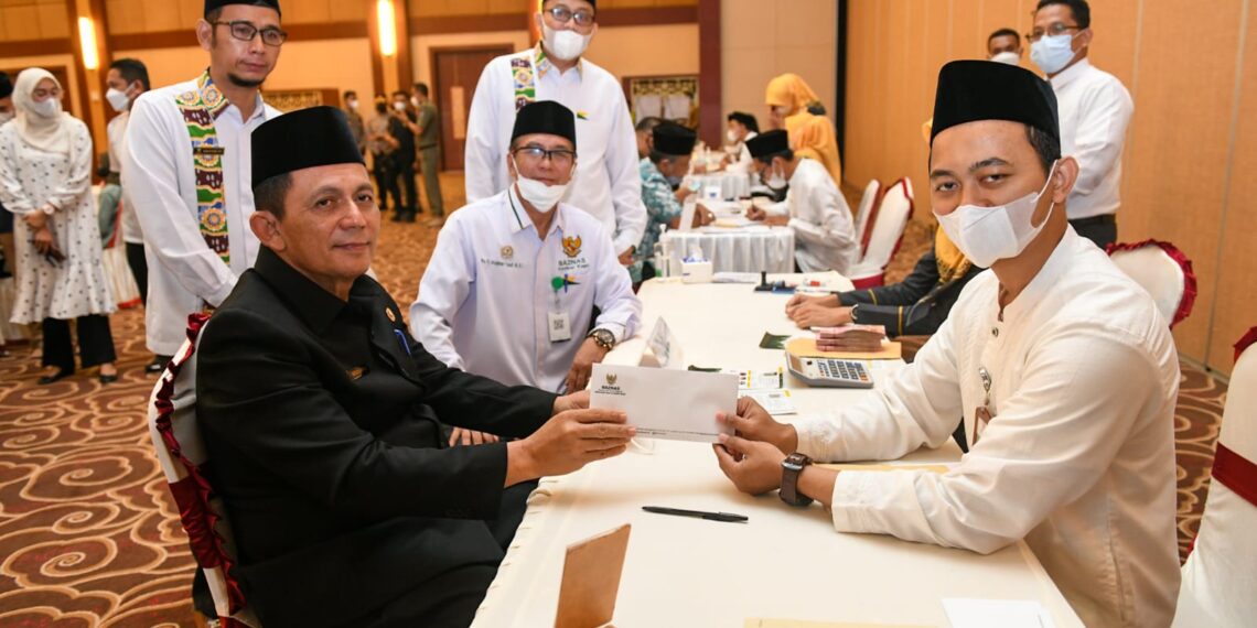 Suarakan Gerakan Cinta Zakat, Gubernur Ansar Serahkan Zakat ke BAZNAS Kepri