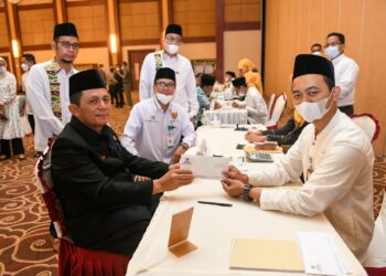 Suarakan Gerakan Cinta Zakat, Gubernur Ansar Serahkan Zakat ke BAZNAS Kepri