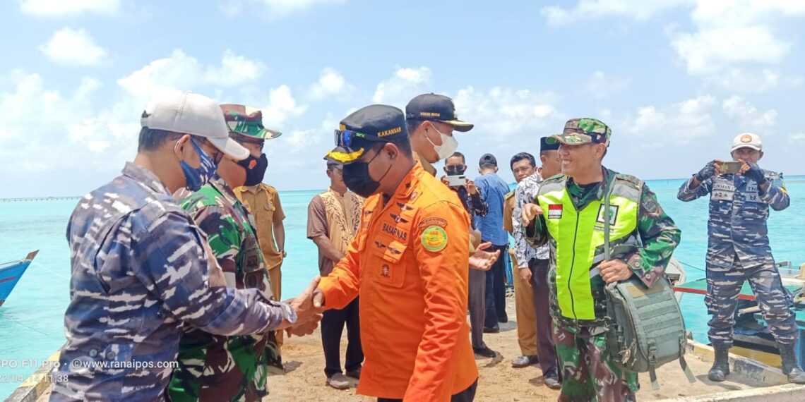 Kunker ke Unit Pos SAR Pulau Laut, Tim Basarnas Natuna Uji Coba Alat Pendeteksi Objek Bawah Air