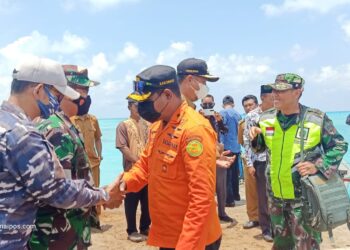 Kunker ke Unit Pos SAR Pulau Laut, Tim Basarnas Natuna Uji Coba Alat Pendeteksi Objek Bawah Air