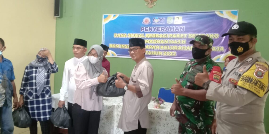 Kelurahan Air Raja Bersama BKM Insan Harapan Bagikan 100 Paket Sembako Ramahdan