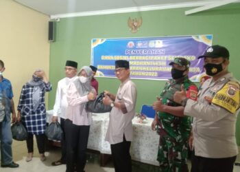Kelurahan Air Raja Bersama BKM Insan Harapan Bagikan 100 Paket Sembako Ramahdan