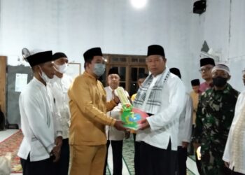 Safari Ramadhan di Desa Bukit Padi Jemaja Timur, Bupati Anambas Serahkan Bantuan Mobil Jenazah