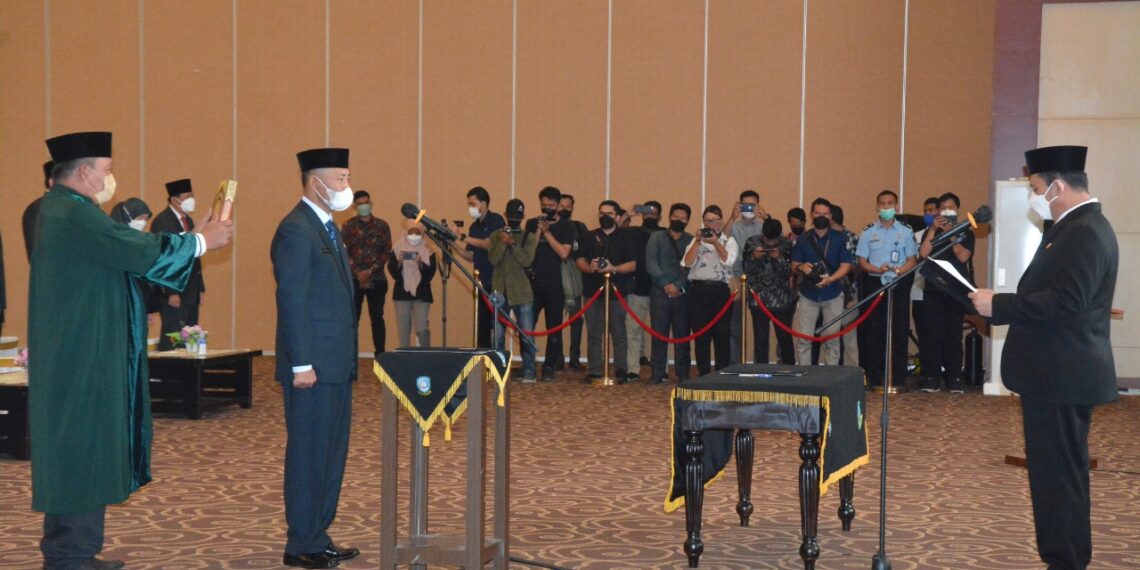 Gubernur Ansar Lantik Adi Prihantara Jadi Sekdaprov Kepri