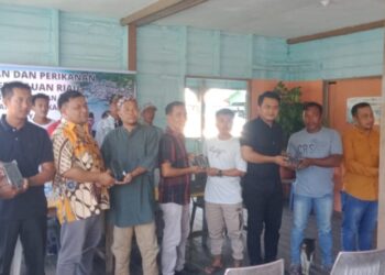 Anggota DPRD Kepri Hadi Candra Serahkan Bantuan GPS Kepada Nelayan Pulau Jemaja