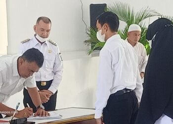 Bupati Natuna Wan Siswandi Serahkan SK P3K Guru Tahap 2 Formasi Tahun 2021