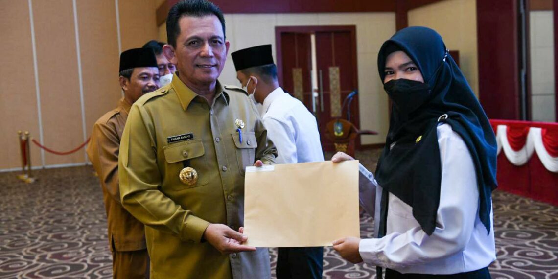 Gubernur Kepri Ansar Ahmad Serahkan 243 SK Formasi P3K Guru Tahap II