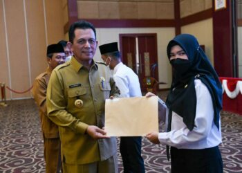Gubernur Kepri Ansar Ahmad Serahkan 243 SK Formasi P3K Guru Tahap II 