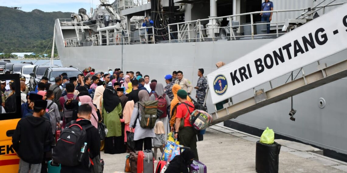 Bupati Natuna Dampingi Kafilah MTQ Gunakan KRI Bontang – 907 Berangkat ke Anambas