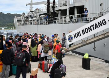 Bupati Natuna Dampingi Kafilah MTQ Gunakan KRI Bontang – 907 Berangkat ke Anambas