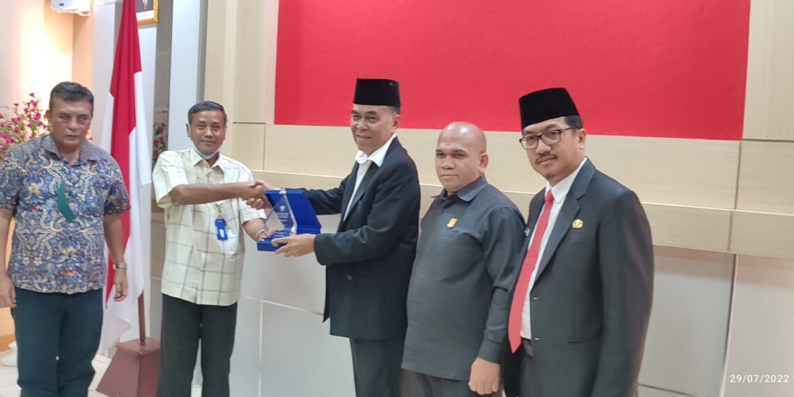 Ketua Komisi I DPRD Natuna Wan Arismunandar Dampingi Bupati Natuna Terima Laporan Kegiatan KKNT Doktor Mengabdi UBM.