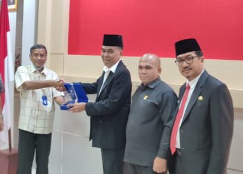 Ketua Komisi I DPRD Natuna Wan Arismunandar Dampingi Bupati Natuna Terima Laporan Kegiatan KKNT Doktor Mengabdi UBM.