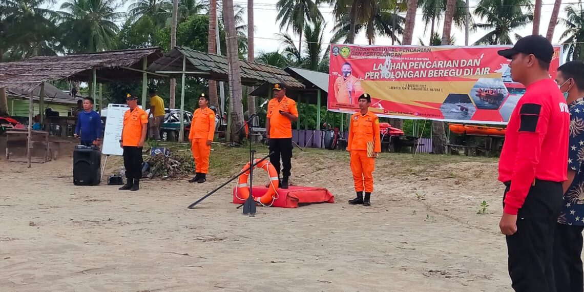Maxianus Bekabel, Resmi Tutup Pelatihan SAR Di Kec. Bunguran Timur Laut