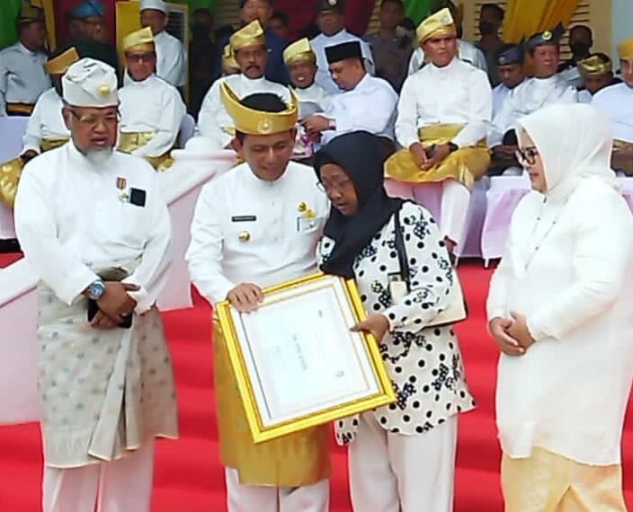 Almarhum H Akmal Atattarick, Terima Piagam Penghargaan Pejuang Provinsi Kepri