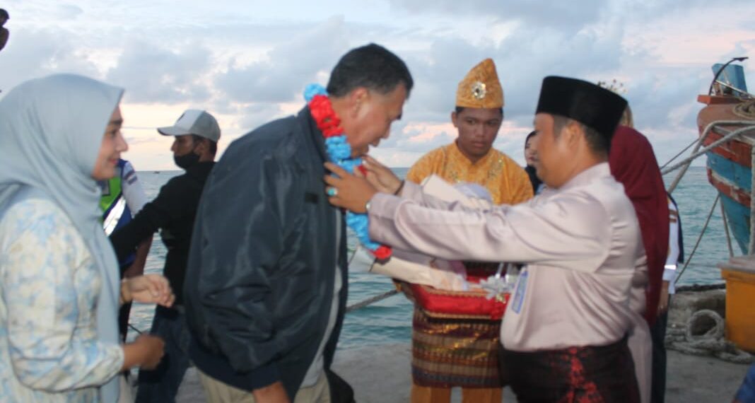 Bupati Natuna Kunker Ke Midai, Tiba dan Laksanakan Sholat Maghrib Berjamaah di Mesjid Baiturrahman