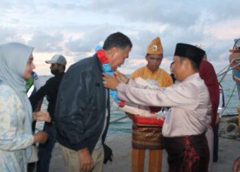 Bupati Natuna Kunker Ke Midai, Tiba dan Laksanakan Sholat Maghrib Berjamaah di Mesjid Baiturrahman