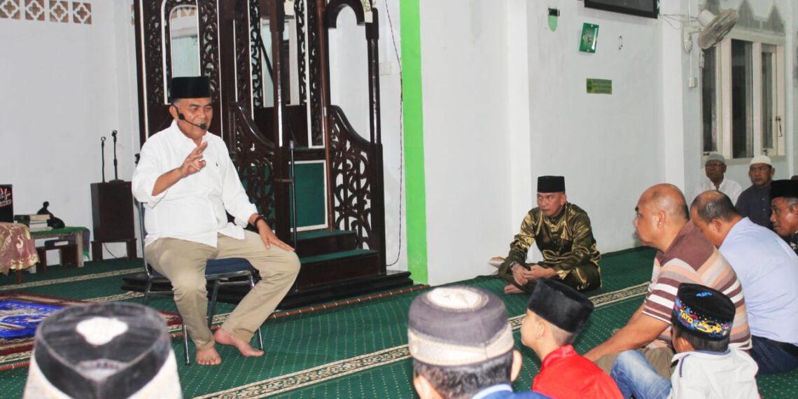 Usai Laksanakan Shalat Magrib Berjamaah, Bupati Natuna Isi Tausyah Agama Di Masjid Baiturraham Midai