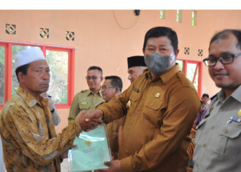 Bupati Anambas Abdul Haris Bagikan 1000 Lebih Sertifikat Tanah Bagi Masyarakat Palmatak