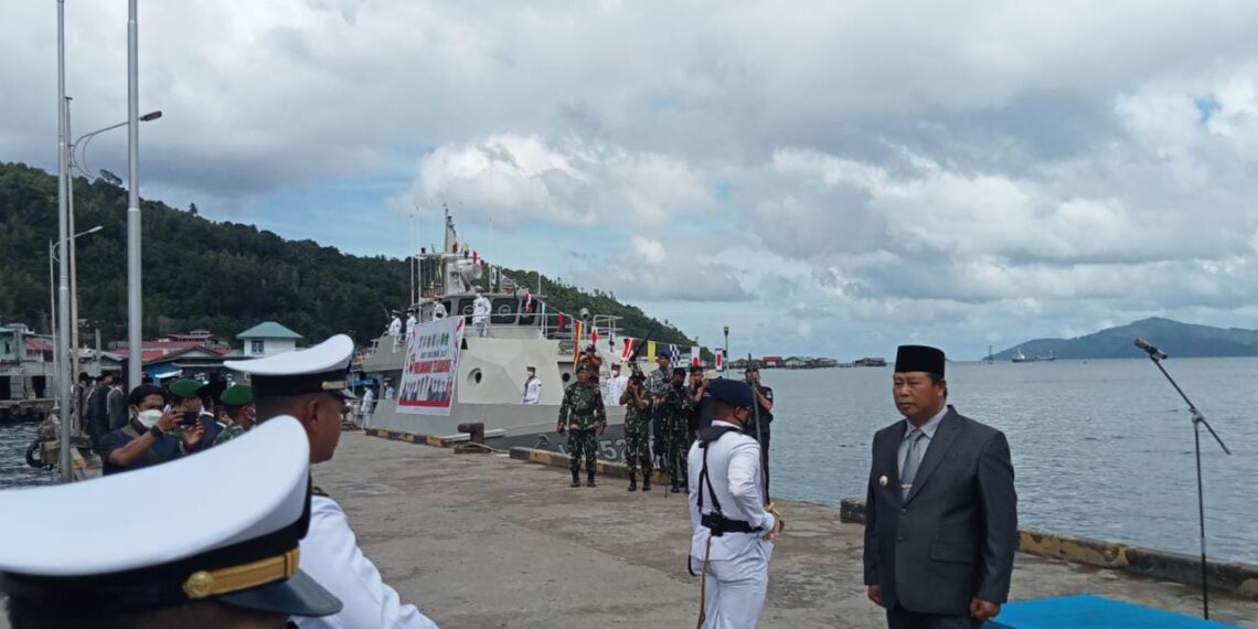 Bupati Anambas Abdul Haris Pimpin Upacara Peringatan Hari Pahlawan dan Tabur Bunga di Perairan Anambas