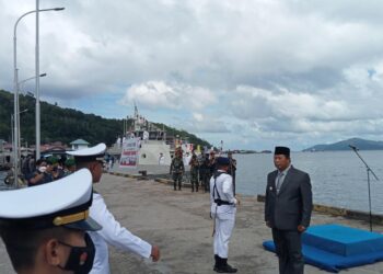 Bupati Anambas Abdul Haris Pimpin Upacara Peringatan Hari Pahlawan dan Tabur Bunga di Perairan Anambas