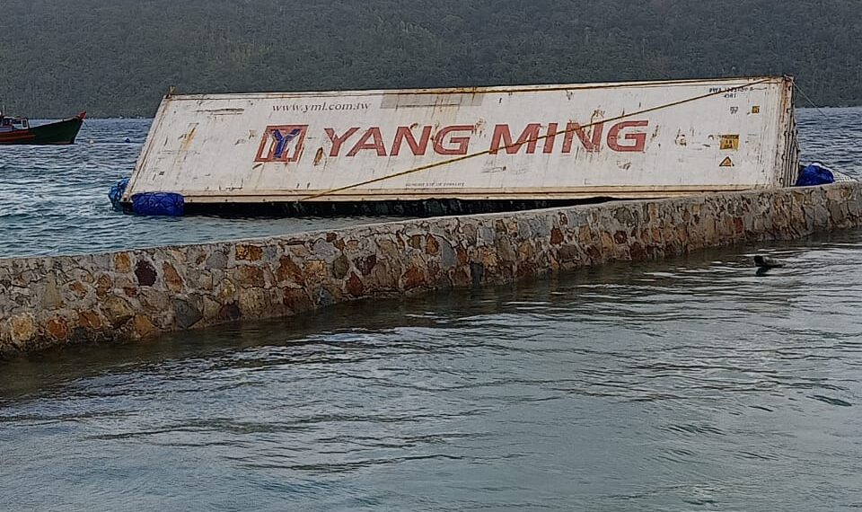 Heboh, Container Berisikan Daging Busuk Terdampar di Perairan Anambas