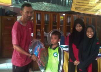 HUT IGNNEWS.ID Ke 3 Tahun Salurkan Bantuan Kepada Murid SDN 001 Kuala Maras