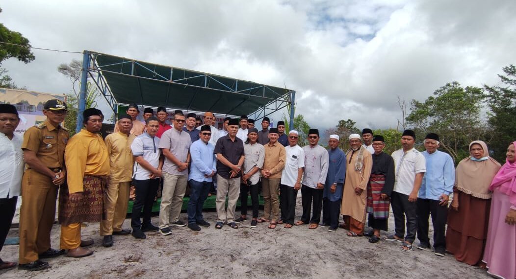 Bupati Natuna Lakukan Peresmian dan Peletakan Batu Pertama Pembangunan Masjid Jabal Tursina Air Mulung Kelurahan Bandarsyah.