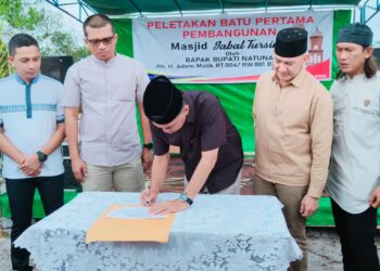 Bupati Natuna Lakukan Peresmian dan Peletakan Batu Pertama Pembangunan Masjid Jabal Tursina Air Mulung Kelurahan Bandarsyah.