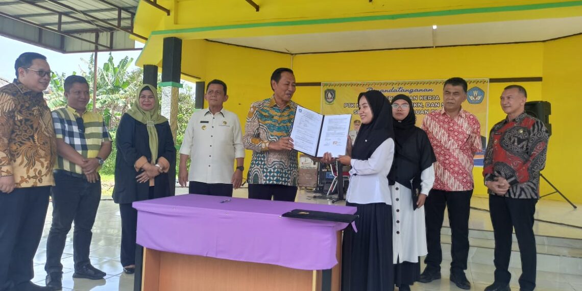 Bupati Natuna Dampingi Gubernur Kepri Saat Penandatanganan SPK PTK Non ASN Tahun 2023 Di SMA N 2 Ranai